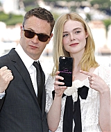 totally-elle-2016-neon-demon-cannes-photocall-534.jpg