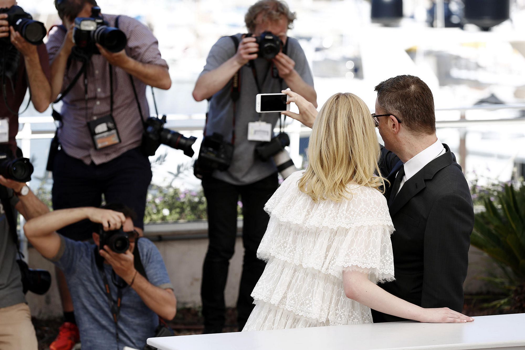 totally-elle-2016-neon-demon-cannes-photocall-048.jpg
