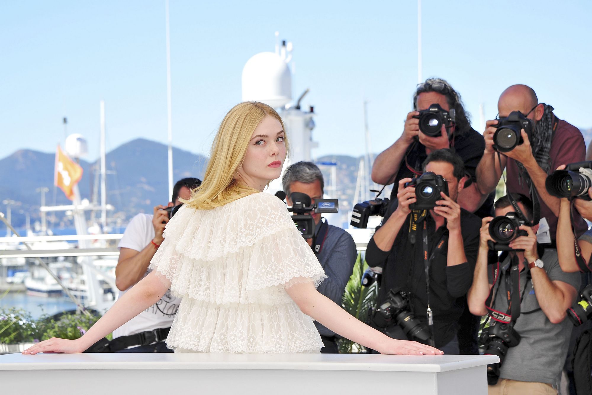 totally-elle-2016-neon-demon-cannes-photocall-298.jpg