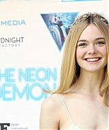 totally-elle-2016-neon-demon-rome-photocall-200.jpg