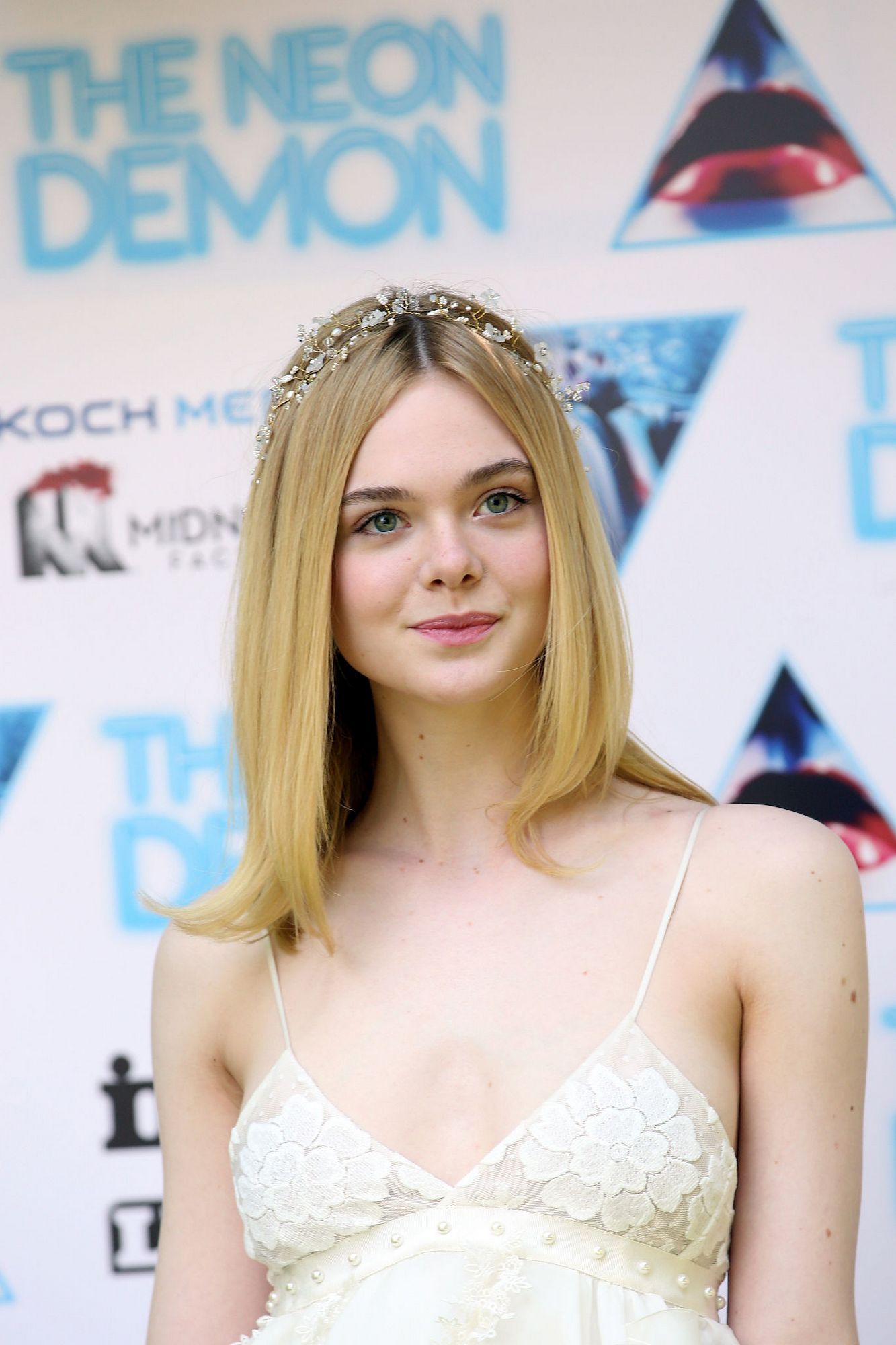 totally-elle-2016-neon-demon-rome-photocall-043.jpg
