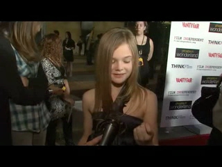 premieres_screencaps_phoeberedcarpet024.jpg