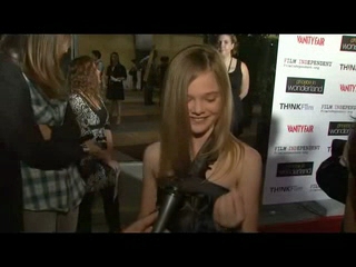 premieres_screencaps_phoeberedcarpet026.jpg