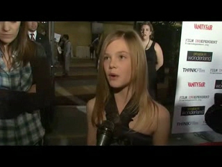premieres_screencaps_phoeberedcarpet033.jpg