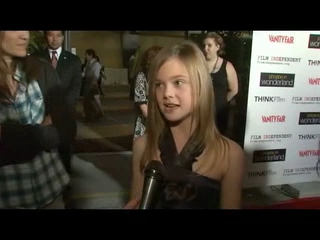 premieres_screencaps_phoeberedcarpet036.jpg